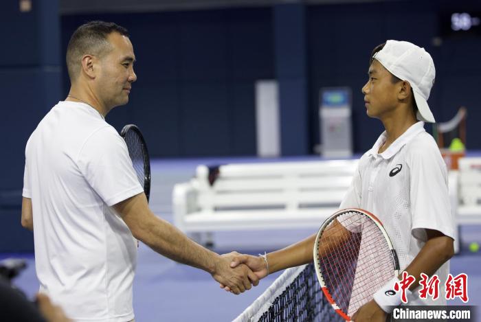 闊別兩年后，王發(fā)(右一)和王育喜(左一)再握手?！↑S迪燊 攝