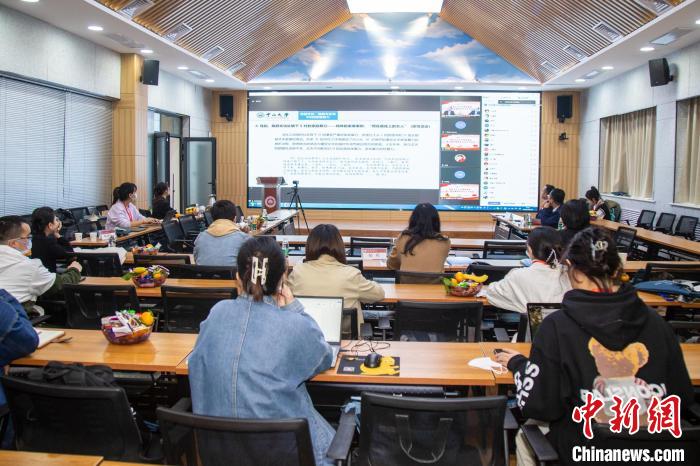 圖為論壇會(huì)議現(xiàn)場(chǎng)?！⊥瑬|放 攝