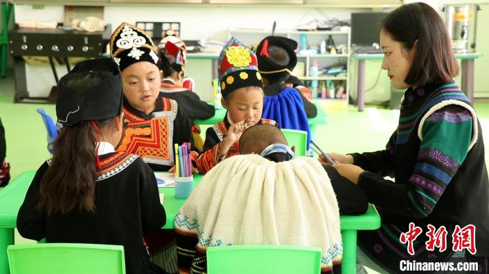 正在上課的學生?！√茊⒑?攝