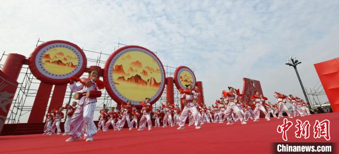 圖為山西翼城花鼓展演?！×赫赵?攝