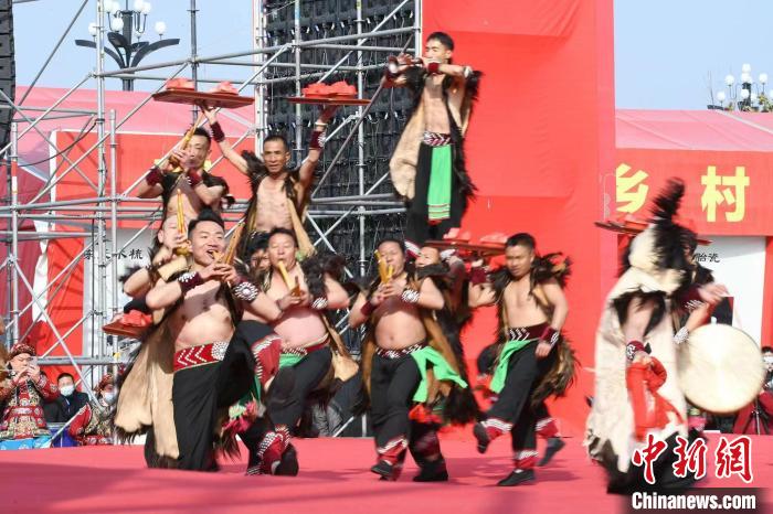 圖為少數民族舞蹈展演?！×赫赵?攝