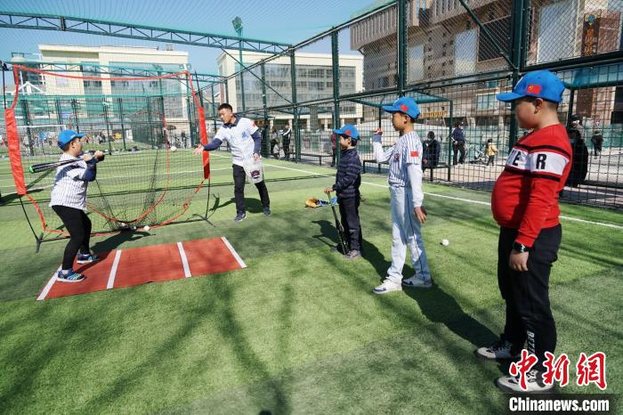 圖為小棒球手們進(jìn)行擊球訓(xùn)練?！●R銘言 攝