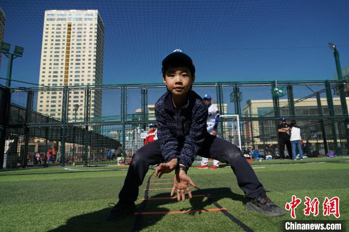 圖為小棒球手進(jìn)行接球動作訓(xùn)練?！●R銘言 攝