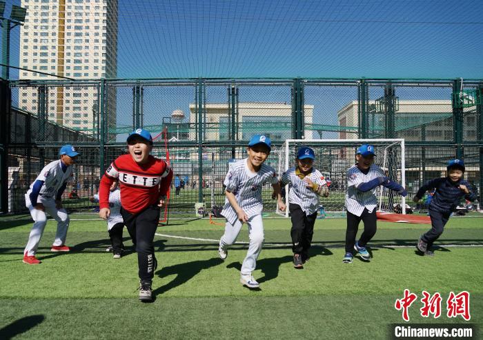 圖為小棒球手們進(jìn)行體能訓(xùn)練?！●R銘言 攝