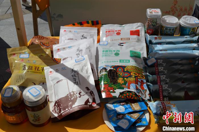 推介活動(dòng)上的農(nóng)特產(chǎn)品展示?！≈炝杞?攝