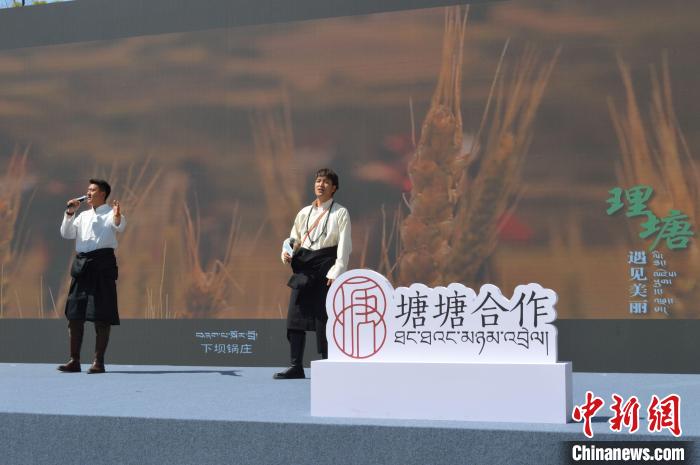 “康巴漢子”現(xiàn)場(chǎng)獻(xiàn)唱?！≈炝杞?攝