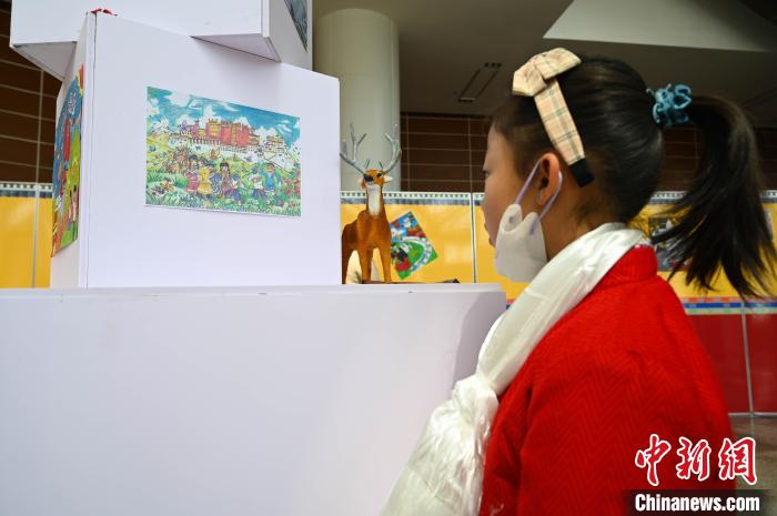 圖為學生參觀繪畫展?！≮w朗 攝