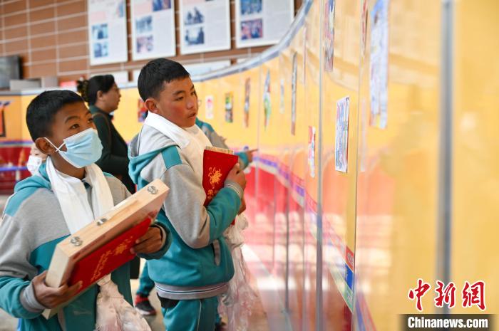 圖為學生參觀繪畫展。　趙朗 攝