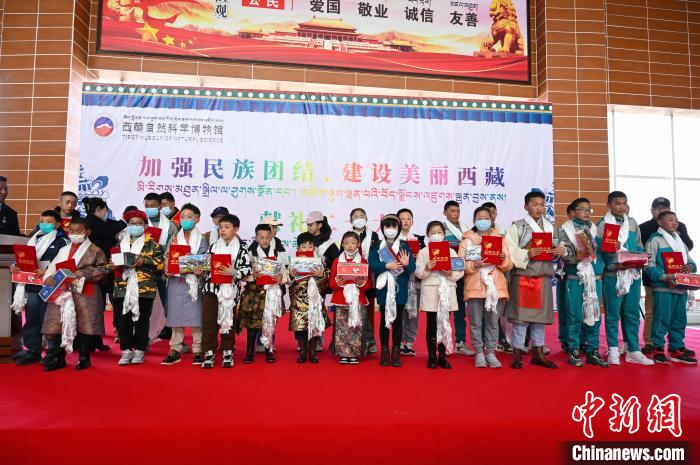 圖為部分獲獎學生合影?！≮w朗 攝