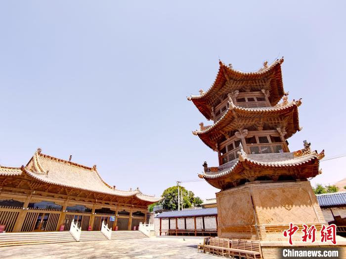 圖為阿河灘清真寺局部?！?zhí)砀?攝