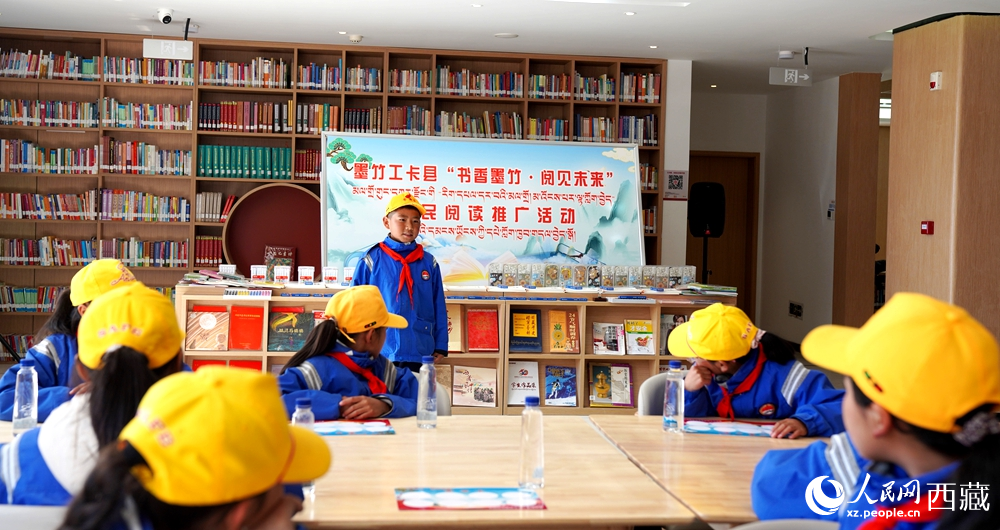 學(xué)生開展閱讀推廣活動。人民網(wǎng)記者 吳雨仁攝