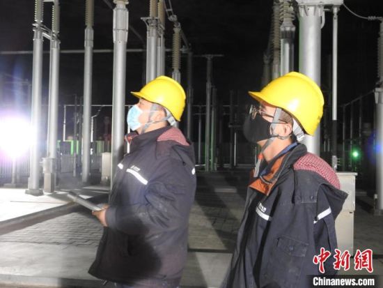 圖為5月10日凌晨，國網(wǎng)青海檢修公司柴達木換流站運維人員在進行柴拉直流系統(tǒng)停電操作。　姚曉英 攝