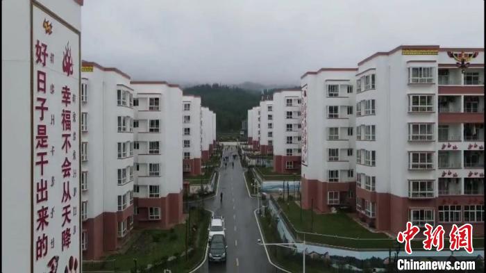 越西縣最大的易地扶貧搬遷安置點——城北感恩社區(qū)?！『武?攝