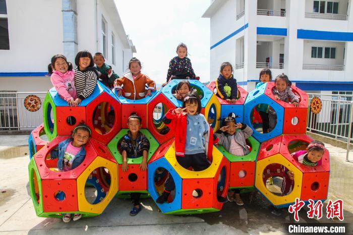 喜德縣一學(xué)校內(nèi)，孩子們露出開心的笑容。　爾古木三 攝