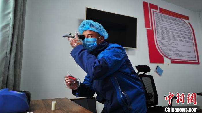 圖為8月11日，西藏那曲市聶榮縣色慶鄉(xiāng)雜瑪多種經(jīng)營(yíng)合作聯(lián)合社質(zhì)檢員對(duì)從各牧場(chǎng)收集上來(lái)的牛奶進(jìn)行質(zhì)量檢測(cè)。色慶鄉(xiāng)統(tǒng)籌全鄉(xiāng)28個(gè)行政村的合作社，成立了擁有規(guī)范管理體系的合作聯(lián)合社，整合集體草場(chǎng)建立5座牧場(chǎng)，各牧場(chǎng)按照計(jì)分制統(tǒng)一放牧，畜產(chǎn)品實(shí)行定點(diǎn)、定時(shí)、定人收購(gòu)，再統(tǒng)一檢測(cè)、加工、出售，建立了完整的牧業(yè)全產(chǎn)業(yè)鏈(資料圖)?！垈?攝