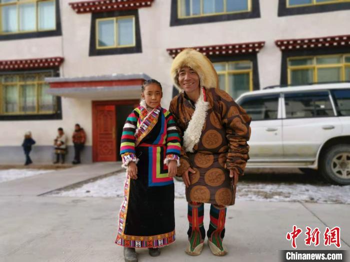 圖為2020年1月16日，搬遷至那曲市安多縣卓格扶貧小區(qū)的農(nóng)牧民在新家外面合影(資料圖)?！垈?攝
