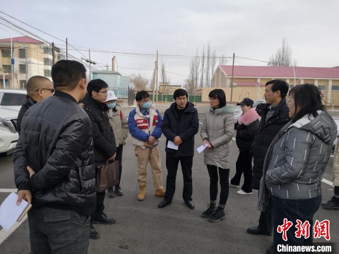 圖為青海大學(xué)工作人員正在現(xiàn)場(chǎng)考察該項(xiàng)目進(jìn)行情況?！±罱瓕?攝