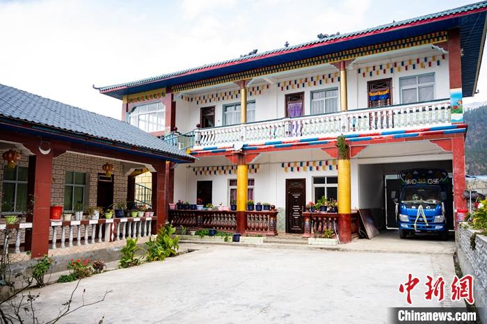 1月30日，嘎腰村，僜人苦梅夏自家的兩層樓房。<a target='_blank' ><p  align=