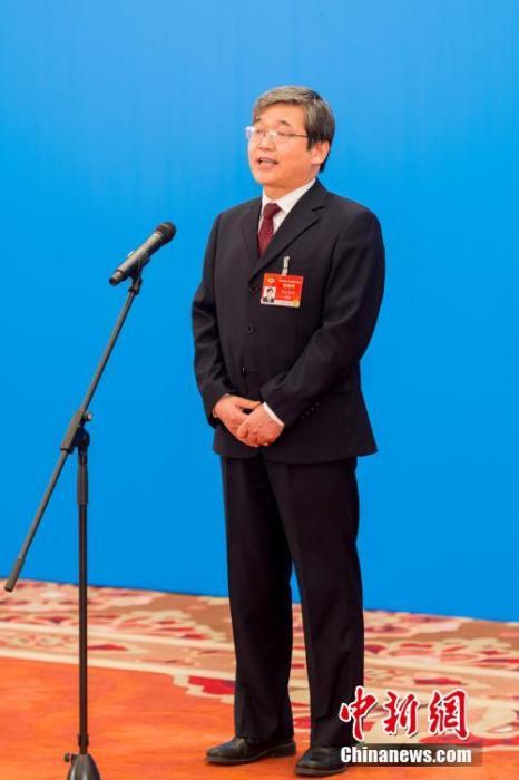 3月10日，全國(guó)政協(xié)十三屆四次會(huì)議第三場(chǎng)“委員通道”采訪活動(dòng)在北京人民大會(huì)堂新聞發(fā)布廳舉行。圖為全國(guó)政協(xié)委員阿拉坦倉通過網(wǎng)絡(luò)視頻方式接受媒體采訪。<a target='_blank' ><p  align=