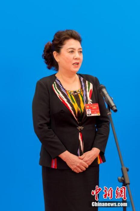 3月10日，全國(guó)政協(xié)十三屆四次會(huì)議第三場(chǎng)“委員通道”采訪活動(dòng)在北京人民大會(huì)堂新聞發(fā)布廳舉行。圖為全國(guó)政協(xié)委員古麗帕麗·阿不都拉通過網(wǎng)絡(luò)視頻方式接受媒體采訪。<a target='_blank' ><p  align=