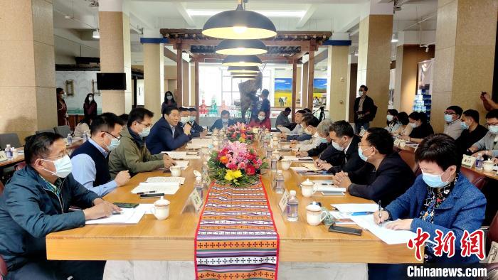 圖為國家糧食產業(yè)(青稞深加工)技術創(chuàng)新分中心在西藏拉薩掛牌儀式現場?！∝暽＠?攝