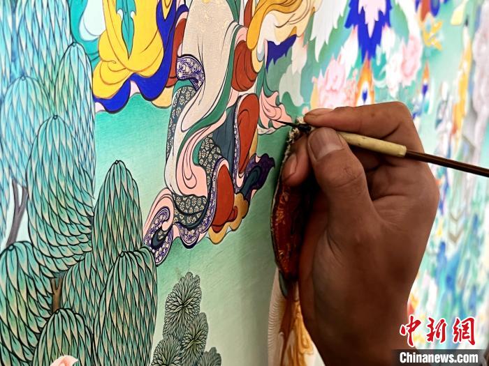 圖為畫(huà)師繪畫(huà)唐卡?！●R文莉 供圖