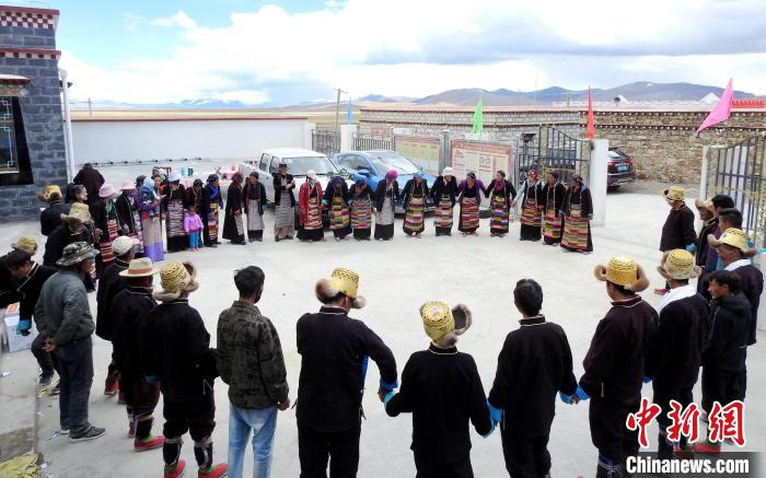 圖為普瑪江塘鄉(xiāng)民眾載歌載舞?！±丝ㄗ涌h網(wǎng)信辦供圖