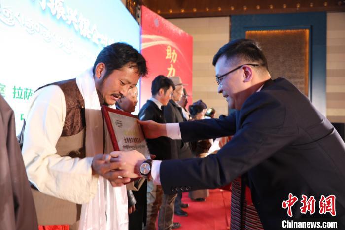 圖為拉薩市銀企對接洽談會現(xiàn)場?！「裆愔?攝