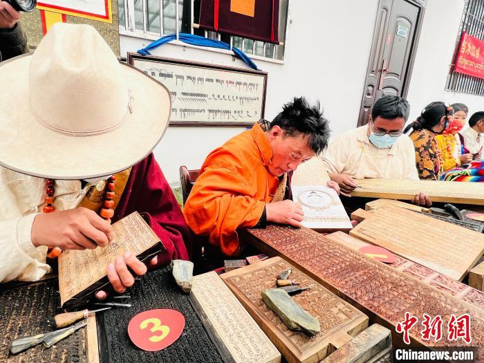 圖為2022年，聶榮縣當(dāng)木江鄉(xiāng)“鄉(xiāng)村振興那曲奮進(jìn)”活動雕刻比賽現(xiàn)場。資料圖 那曲市“鄉(xiāng)村振興 那曲奮進(jìn)”活動辦供圖