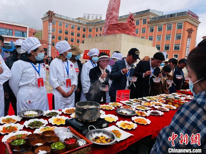 圖為2022年，班戈縣“鄉(xiāng)村振興那曲奮進(jìn)”廚藝大賽現(xiàn)場(chǎng)。資料圖 那曲市“鄉(xiāng)村振興 那曲奮進(jìn)”活動(dòng)辦供圖