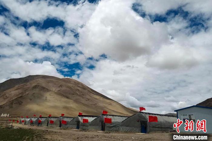 圖為西藏康馬縣的高原溫室大棚?！⒔ㄜ?攝