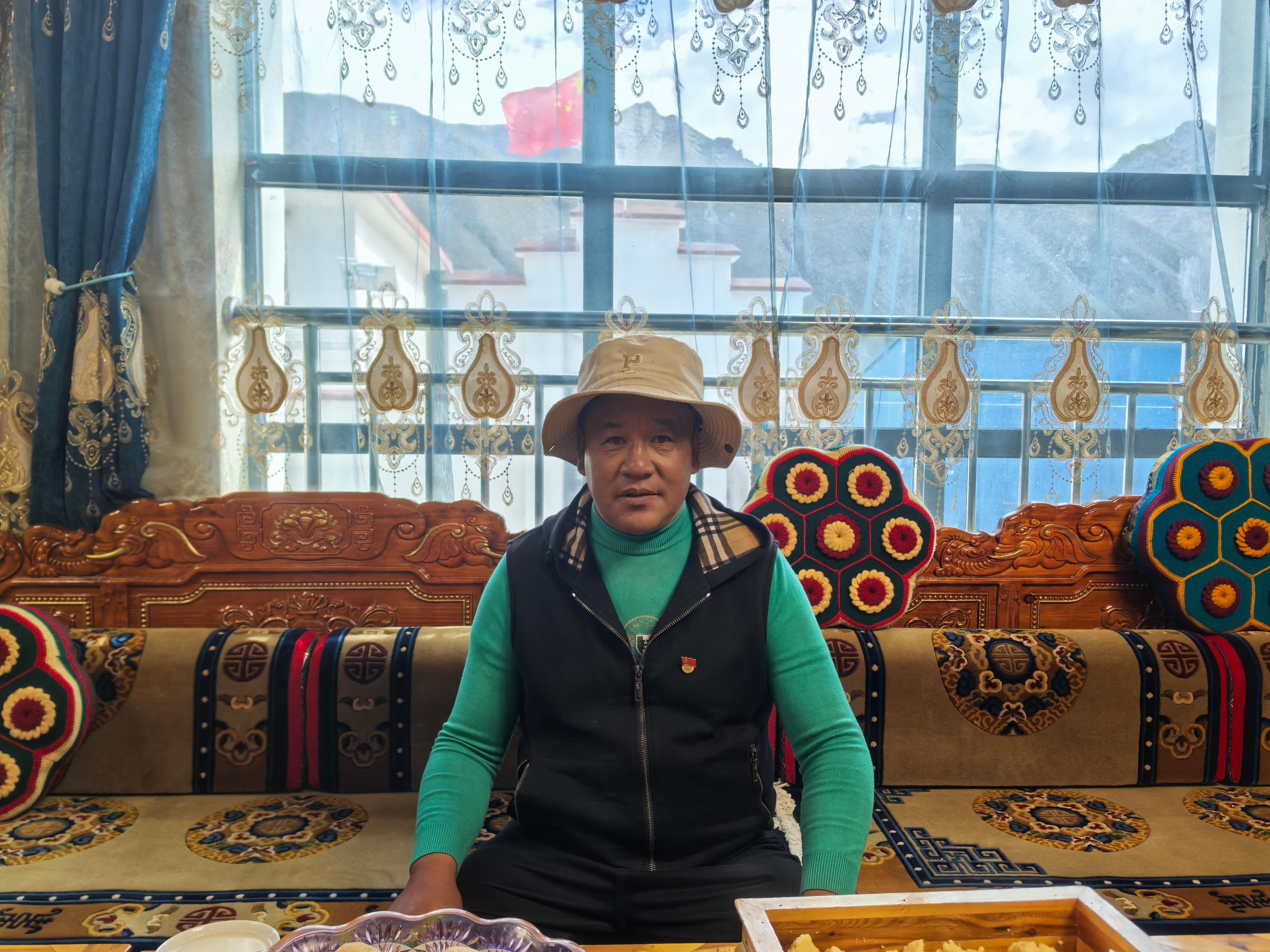 斯定咔村村民在自家客廳。 人民網(wǎng)記者 黃玉琦攝