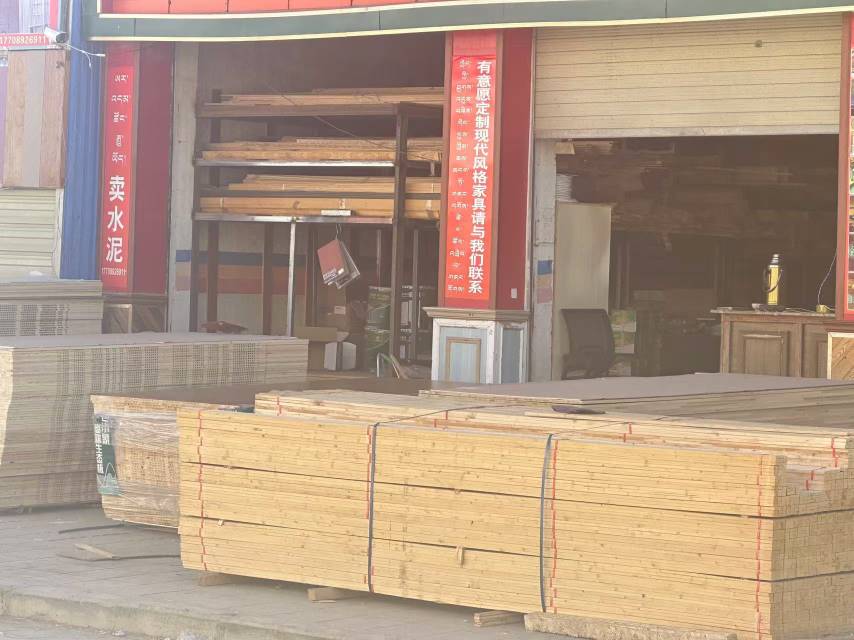 白朗縣頗羅鼐大道西段人行道擺放建材。圖片由留言網(wǎng)友提供