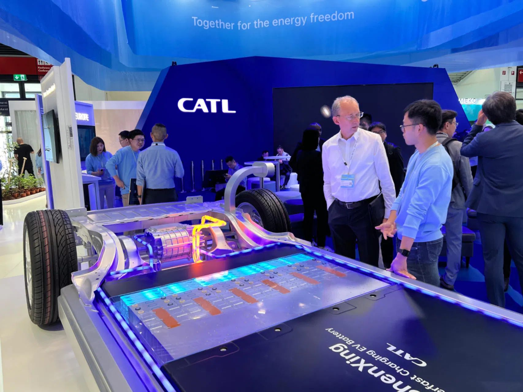 寧德時(shí)代在德國(guó)國(guó)際汽車(chē)及智慧出行博覽會(huì)的展臺(tái)。人民網(wǎng)記者 李強(qiáng)攝