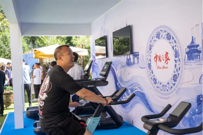 參觀者在智慧體育公園體驗(yàn)動(dòng)感單車(chē)。巴黎