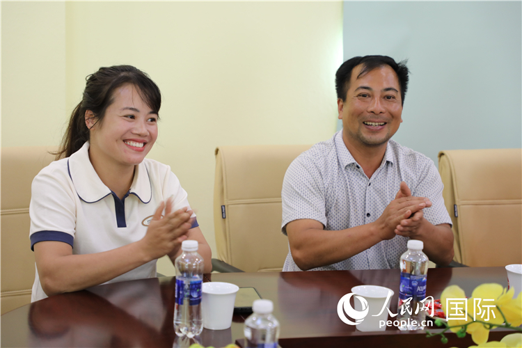 越南沙巴市黃連寄宿制民族小學老師阮氏秋姮、阮文享。人民網(wǎng)記者簡承淵攝