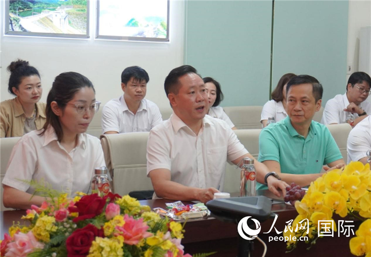 越中電力公司董事長李志雄（前排左二）介紹越南電力情況。葛沙莎攝