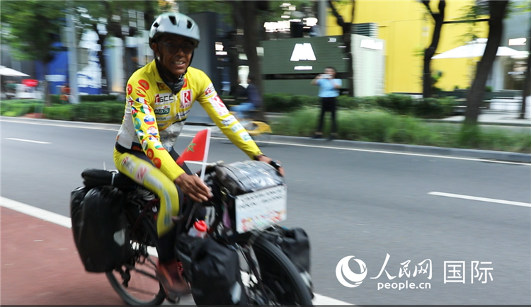 卡里姆·穆斯塔在北京街頭騎行。人民網(wǎng)記者 翟轉(zhuǎn)麗攝