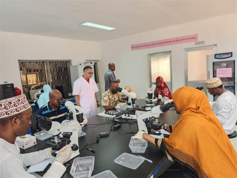 實(shí)驗(yàn)室操作培訓(xùn)現(xiàn)場(chǎng)。徐張懿攝。（專家組供圖）