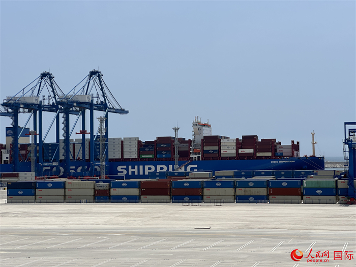 當(dāng)?shù)貢r(shí)間11月15日，秘魯錢凱港碼頭操作區(qū)現(xiàn)場(chǎng)。人民網(wǎng)記者 周雨攝