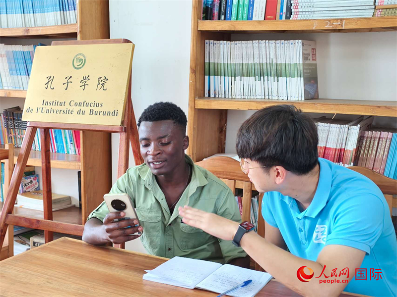 孔院教師在輔導(dǎo)學(xué)生。人民網(wǎng)記者 黃培昭攝