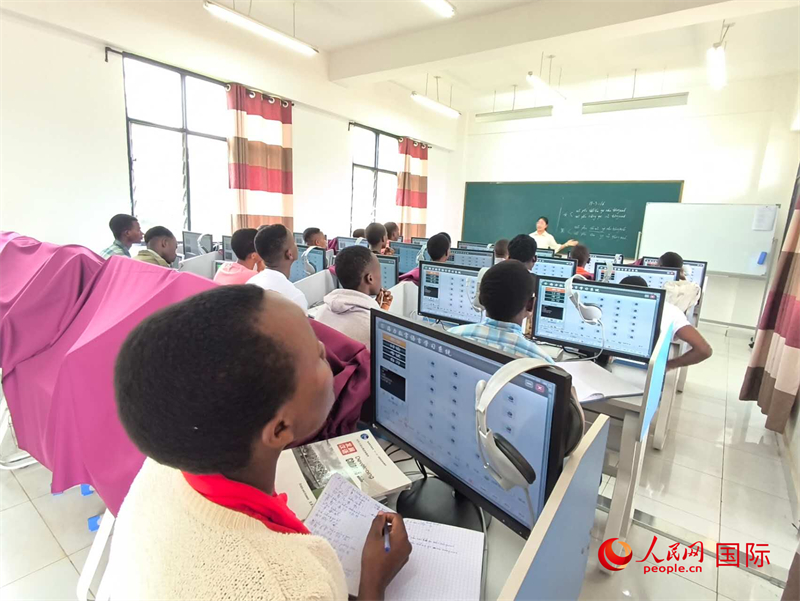 學(xué)生們?cè)谡n堂上認(rèn)真聽(tīng)講。人民網(wǎng)記者 黃培昭攝