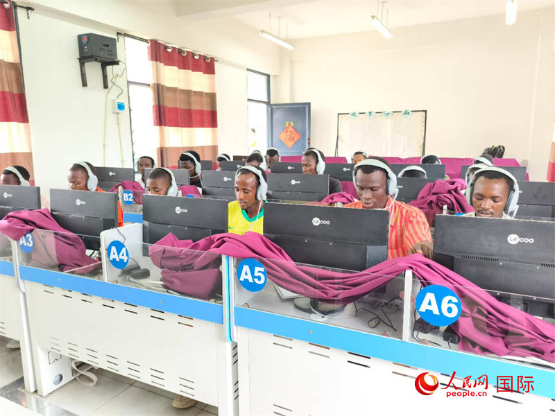 學(xué)生們正在上聽(tīng)力課。人民網(wǎng)記者 黃培昭攝