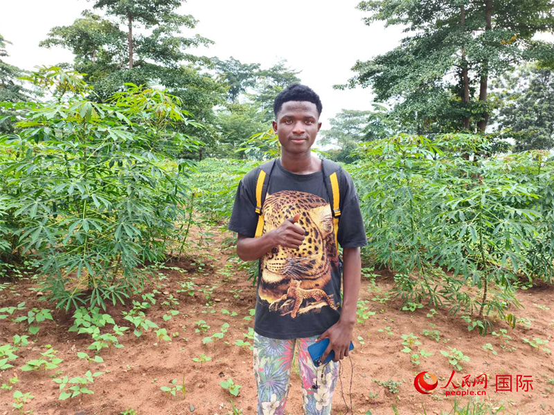 中文系的一位當(dāng)?shù)貙W(xué)生。 人民網(wǎng)記者 黃培昭攝