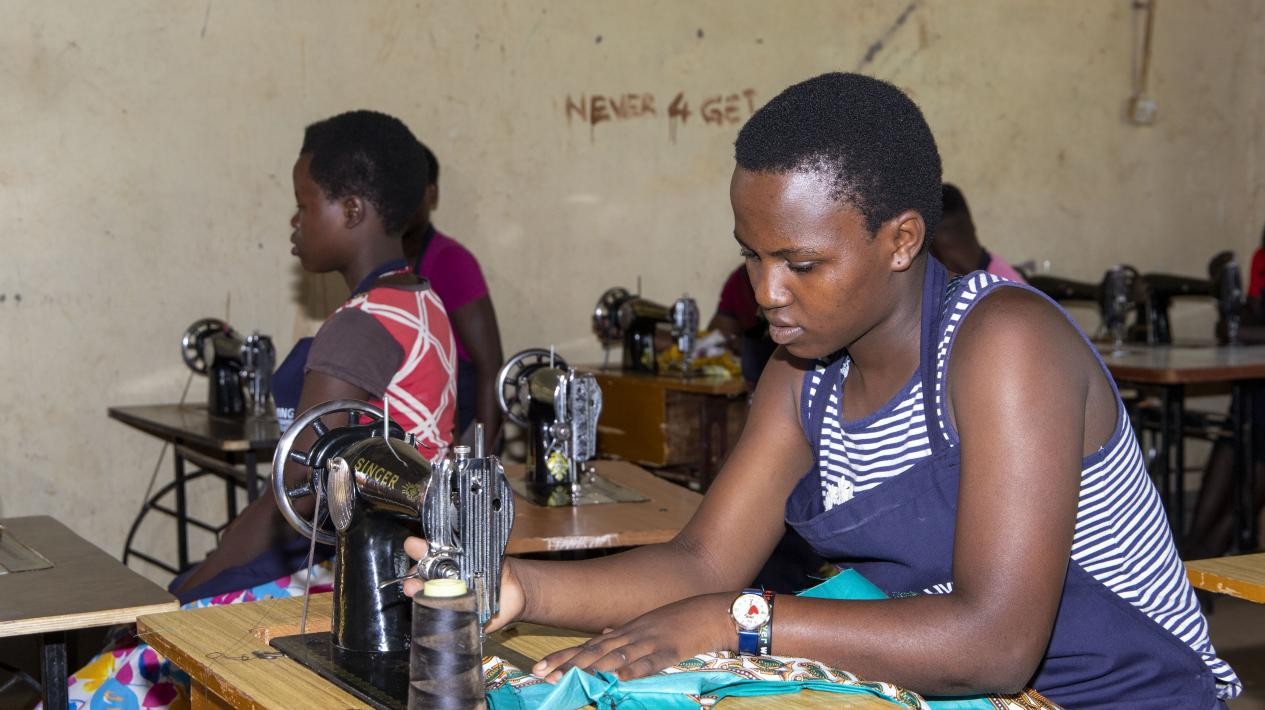 蕾切爾在接受縫紉技能培訓(xùn)。田雨攝