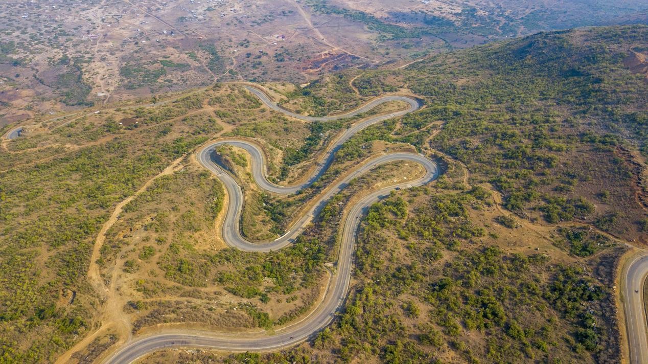 跨崖公路航拍圖。田雨攝