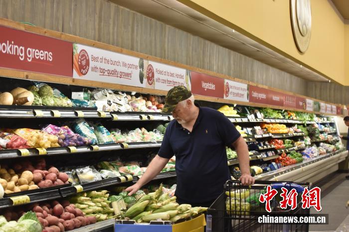 當(dāng)?shù)貢r間7月18日，美國密歇根大學(xué)公布報告顯示，7月美國消費(fèi)者信心指數(shù)升至61.8，為近5個月以來的最高值。圖為美國民眾在馬里蘭州羅克韋爾一超市購物。 <a target='_blank' href='/' _fcksavedurl='/'><p  align=