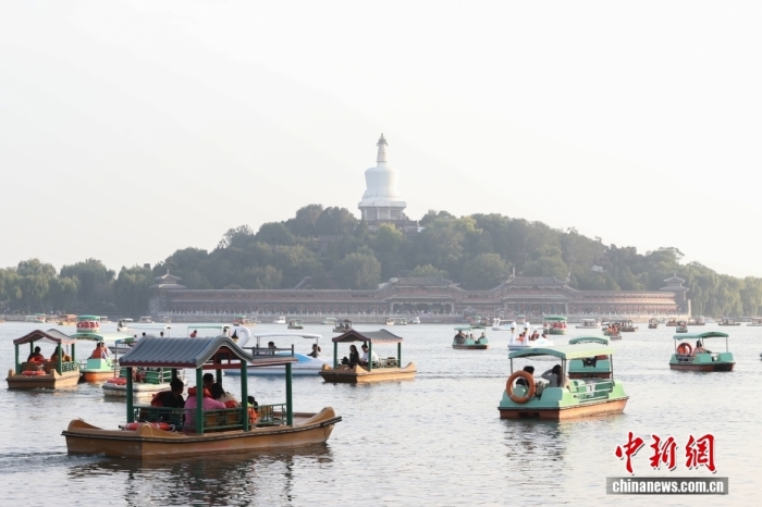10月7日，國(guó)慶節(jié)、中秋節(jié)假期進(jìn)入尾聲，北京北海公園熱度不減，不少市民游客在公園乘船游玩。<a target='_blank' href='/' _fcksavedurl='/'><p  align=