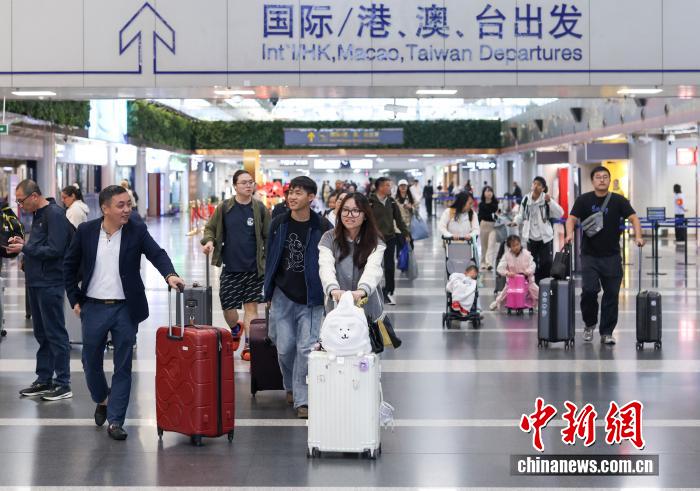 10月8日是國(guó)慶中秋假期最后一天，大量旅客在北京首都國(guó)際機(jī)場(chǎng)出行。 <a target='_blank' href='/' _fcksavedurl='/'><p  align=