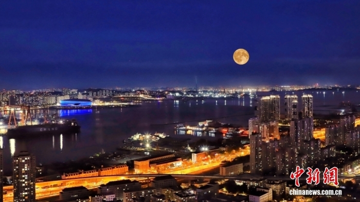 遼寧大連，中秋節(jié)一輪圓月從大連梭魚灣東方海岸線升起。